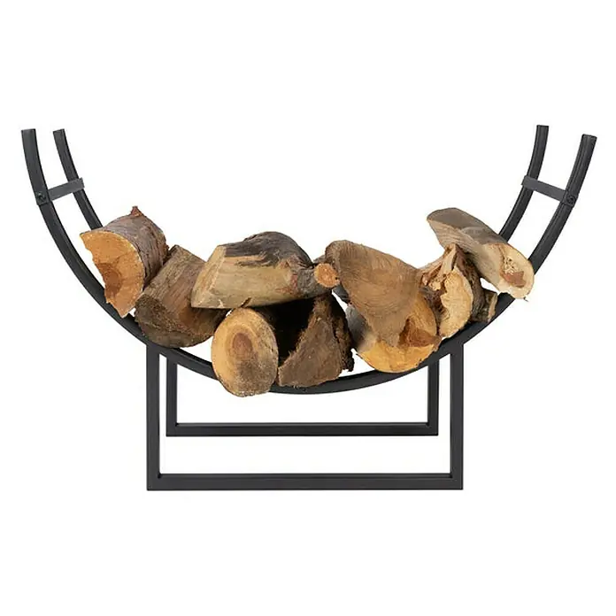 Floordirekt Kaminholzregal Santorini 92 x 21 x 55 cm - Metall, Schwarz - Ein halbrunder Holzständer aus schwarzem Metall, gefüllt mit Holzscheiten. Der Ständer hat eine stabile Basis für den Innenbereich.