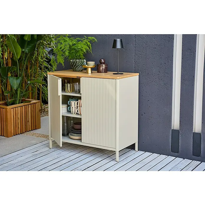 Sunfun Solo Garten-Aufbewahrungschrank - L x B x H: 90 x 46 x 86 cm, Stahl, Polywood, Light-Greige - Stilvoller Outdoor-Schrank in Beige mit Holzplatte, ideal zur Aufbewahrung im Garten oder auf der Terrasse, mit Geschirr gefüllt.
