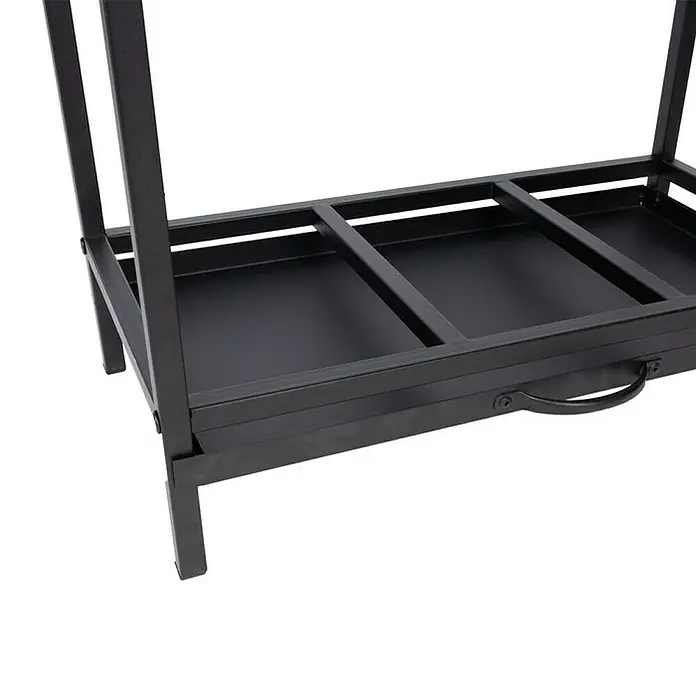 Floordirekt Kaminholzregal Chios Schwarz 50 x 25 x 80 cm - Metall, Schwarz - Nahaufnahme des schwarzen Metallgestells eines Pflanzenständers mit drei Fächern und einem Griff an der Vorderseite.
