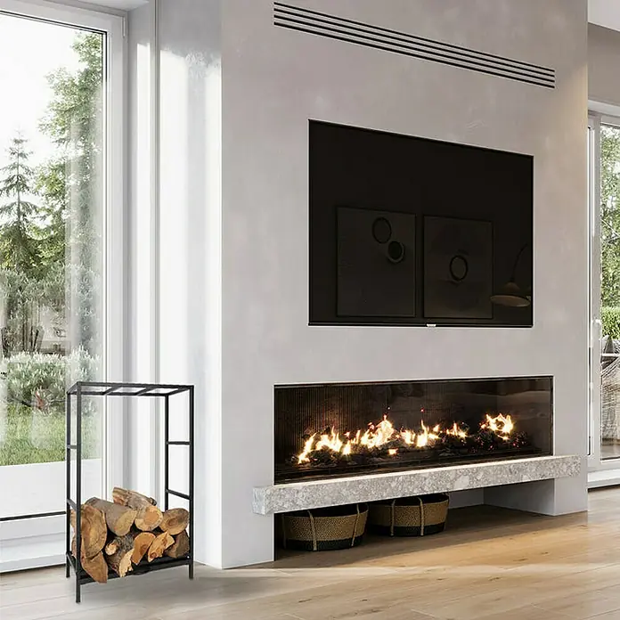 Floordirekt Kaminholzregal Chios Schwarz 50 x 25 x 80 cm - Metall, Schwarz - Brennholzregal aus Metall mit Holzscheiten neben einem modernen Kamin und Fenstern für eine gemütliche Atmosphäre im Haus.