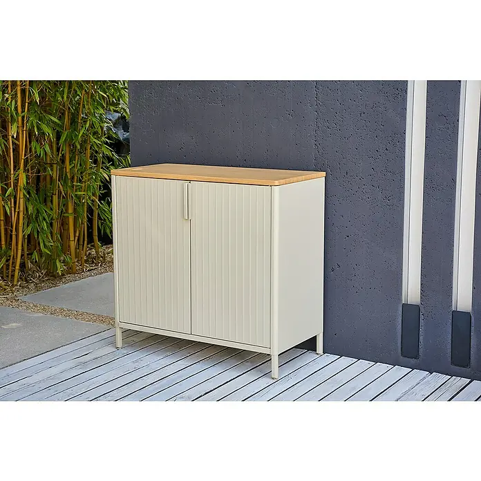 Sunfun Solo Garten-Aufbewahrungschrank - L x B x H: 90 x 46 x 86 cm, Stahl, Polywood, Light-Greige - Ein stilvoller Außenschrank mit Holzplatte und gerippten Türen steht auf einer Terrasse. Perfekt für die Aufbewahrung im Freien.
