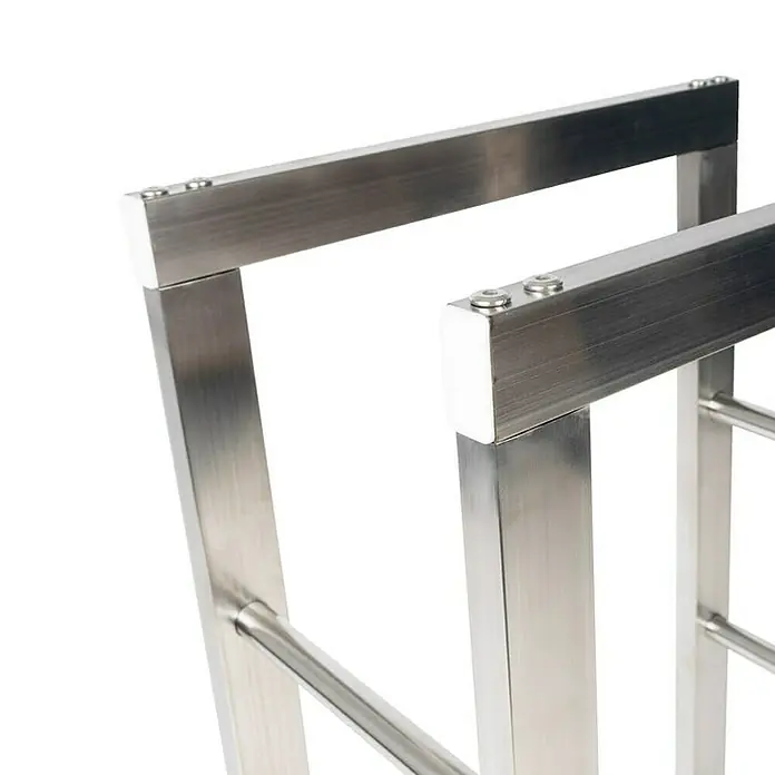 Floordirekt Kaminholzregal Chios Silber 40 x 25 x 80 cm - Metall, Silber - Detailansicht eines Handtuchwärmers aus Edelstahl mit klaren Linien und Schraubdetails.
