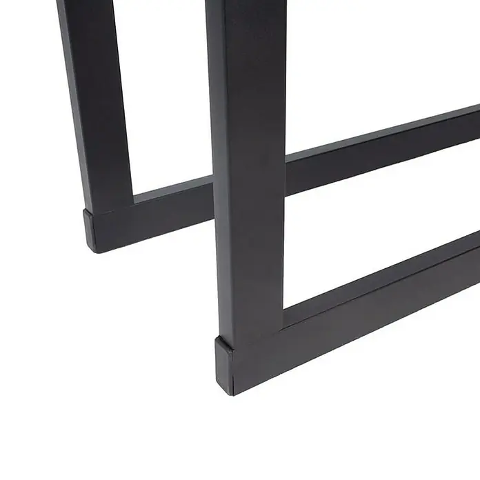 Floordirekt Kaminholzregal Kreta 100 x 25 x 100 cm - Metall, Schwarz - Detailansicht des schwarzen Metallgestells eines Möbels, das Stabilität und modernes Design vereint. Die klaren Linien betonen die Konstruktion.