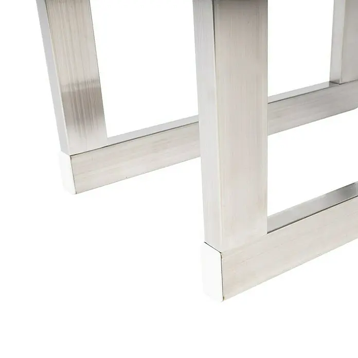 Floordirekt Kaminholzregal Chios Silber 40 x 25 x 80 cm - Metall, Silber - Nahaufnahme der Beine eines stilvollen Möbelstücks aus gebürstetem Metall, das modernes Design und Stabilität vereint.
