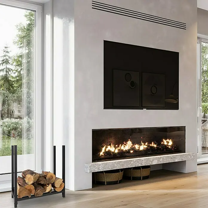 Floordirekt Kaminholzregal Lesbos 60 x 25 x 61 cm - Metall, Schwarz - Ein moderner Wohnraum mit einem eleganten Kamin und einem schwarzen Kaminholzregal, gefüllt mit Holzscheiten.