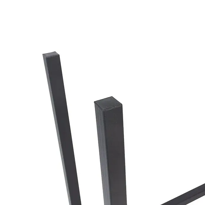 Floordirekt Kaminholzregal Lesbos 60 x 25 x 61 cm - Metall, Schwarz - Detailaufnahme der schwarzen, quadratischen Metallbeine eines modernen Möbelstücks, das Stabilität und minimalistische Ästhetik vereint.