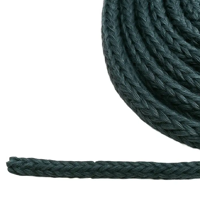 Junta refractaria + Pegamento - Ø x L: 4 mm x 2,5 m - Primer plano de una cuerda de algodón verde oscuro enrollada, que muestra la textura y el patrón trenzado de la cuerda.