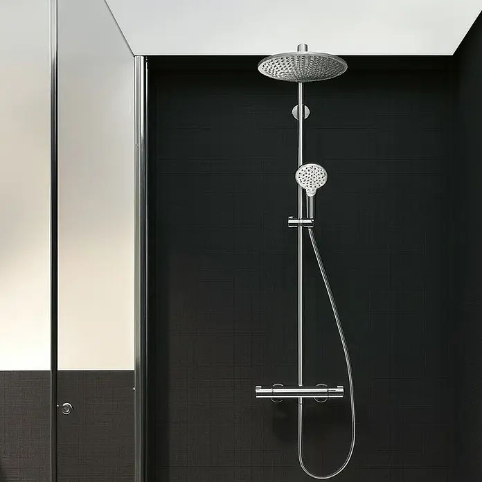Hansgrohe Crometta Sistema de ducha Crometta S Showerpipe 240 - Con grifo monomando, Número de tipos de chorro: 2 ud., Cromo - Elegante accesorio de ducha con rociadores superior y de mano sobre un fondo de azulejos oscuros. El moderno juego de ducha ofrece una experiencia lujosa.