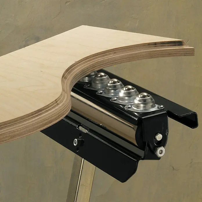 Wolfcraft Caballete multifuncional - Ajuste de altura: 630 mm - 1.000 mm, Carga soportada: 50 kg - La imagen muestra un banco de trabajo con una cinta de rodillos para facilitar el trabajo de la madera. El banco es robusto y apto para varios proyectos.