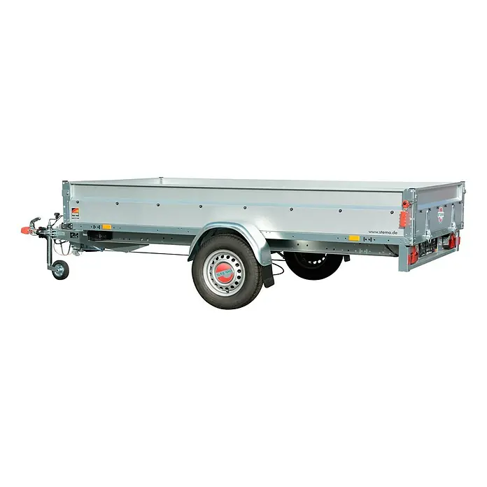 Stema Anhänger BASIC ST 1300-30-15.1 - Nutzlast: 954 kg, Einachser, Kasteninnenmaß: 301 x 153 x 35 cm, Gebremst - Abgebildeter PKW-Anhänger von Stema. Praktischer und robuster Anhänger für vielfältige Transportaufgaben im privaten und gewerblichen Bereich.