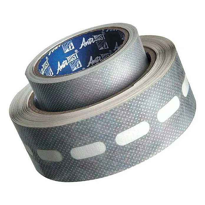 Abdichtband Antidust - 6,5 m x 3,8 cm, Geeignet für: 10 mm Hohlkammerplatten - Nahaufnahme von zwei Rollen grauen Anti-Staub-Klebebands mit weißen, gestrichelten Linien. Das Klebeband ist aufgerollt.