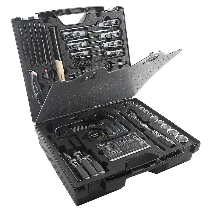 Matador Werkzeugkoffer Blackbox - L x B x H: 160 x 437 x 379 mm, Stahl, 125 -tlg. - Geöffneter Werkzeugkoffer mit einer Vielzahl von Werkzeugen, darunter Schraubendreher, Zangen und Steckschlüssel, die in Schaumstoffeinlagen organisiert sind.