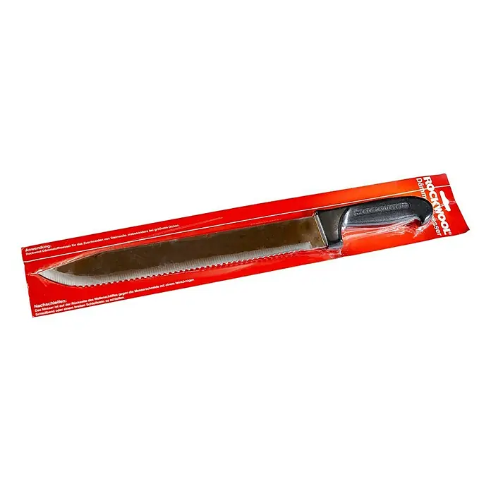Rockwool Rockfol DämmstoffmesserKlingenlänge: 31 cm, Gezackte Schneide - Abbildung eines Rockwool Dämmstoffmessers in roter Verpackung. Das Messer dient zum Zuschneiden von Steinwolle und hat eine gezahnte Klinge.