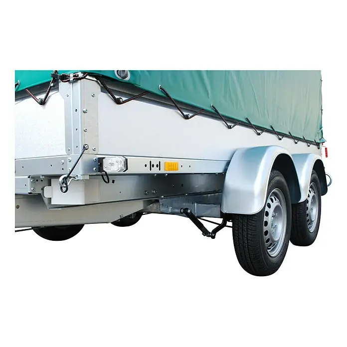Stema Anhänger BASIC ST 2000-30-15.2 - Nutzlast: 1.575 kg, Doppelachser, Kasteninnenmaß: 301 x 153 x 35 cm, Gebremst - Nahaufnahme eines Anhängers mit grüner Plane, silbernen Kotflügeln und robusten Reifen. Ideal für den Transport verschiedener Güter.