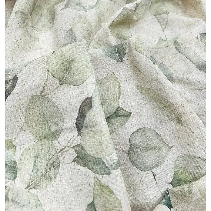 Visillo para ventana Saky Hojas - An x Al: 140 x 280 cm, 80% poliéster / 20% lino, Verde - Primer plano de una tela con estampado de hojas de eucalipto, ideal para cortinas, cojines o manteles. Un trozo de naturaleza para tu hogar.