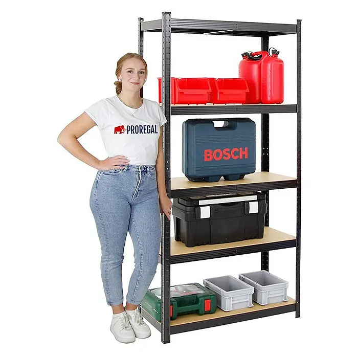 Proregal Schwerlastregal Ragnar - Traglast pro Boden: 175 kg, Anzahl Böden: 5 Stk., Stecken - Metallregal mit bunten Aufbewahrungsboxen und einer Frau, die daneben steht. Das Regal bietet Stauraum und ist ideal für Werkstatt oder Garage.