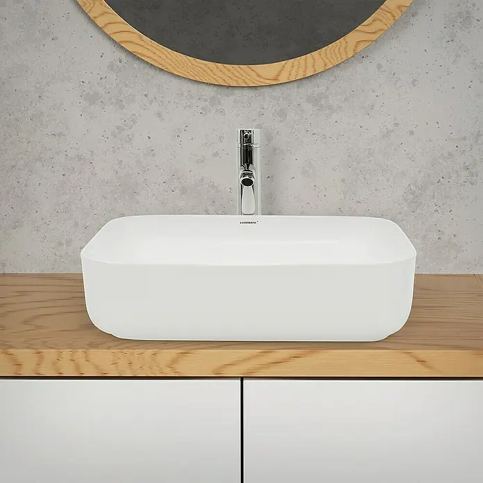 LuxeBath Aufsatzwaschbecken Waschschale Eckig Weiß Spülbecken Aufsatzwaschtisch - Ohne Spezialglasur, Weiß - Nahaufnahme eines weißen Aufsatzwaschbeckens mit Chromarmatur auf einem hellen Holzunterschrank und Spiegel.