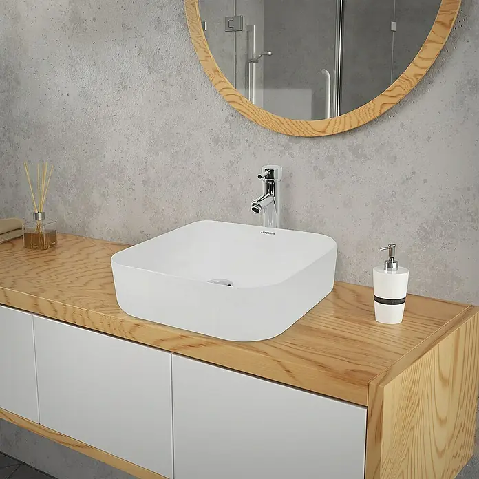 LuxeBath Aufsatzwaschbecken Aufsatzwaschtisch Weiß inkl. Ablaufgarnitur ohne Überlauf Waschschale - 39 x 39 cm, Ohne Spezialglasur, Weiß, Silber - Modernes Badezimmerwaschbecken aus weißer Keramik mit Armatur und Seifenspender auf einer Holzplatte vor einer grauen Wand.