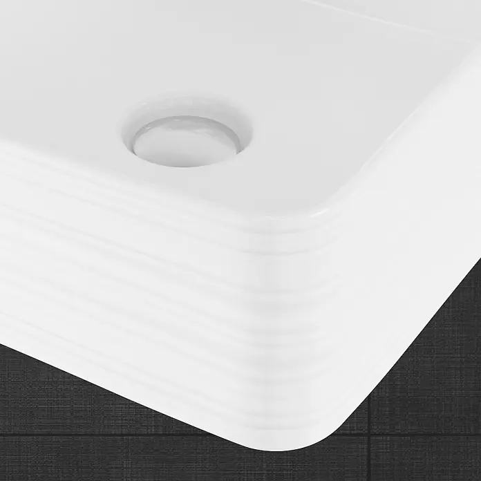 LuxeBath Aufsatzwaschbecken Waschtisch aus Keramik für Badezimmer / Gäste-WC - Ohne Spezialglasur, Weiß - Nahaufnahme eines modernen, weißen Waschbeckens mit abgerundeten Kanten und einem eleganten Ablaufdesign, das die schlichte Ästhetik hervorhebt.