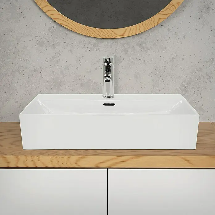 LuxeBath Aufsatzwaschbecken Aufsatzwaschtisch Waschschale Eckig Weiß Spülbecken - Ohne Spezialglasur, Weiß - Elegantes Aufsatzwaschbecken in Weiß, platziert auf einem Holzunterschrank mit schlichter Armatur und rundem Spiegel im Hintergrund.