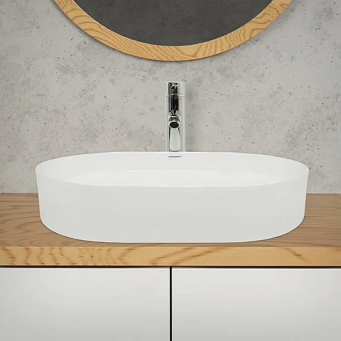 LuxeBath Aufsatzwaschbecken Oval 605x380x125 mm Keramik Weiß - Ohne Spezialglasur, Weiß - Ein modernes Badezimmerwaschbecken in Weiß, das auf einer Holzoberfläche steht und einen Hauch von Eleganz verleiht.