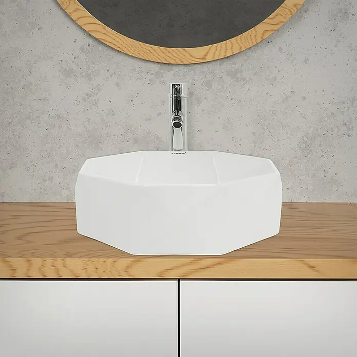 LuxeBath Aufsatzwaschbecken aus Keramik für Badezimmer Wasserfall Waschtisch - Ohne Spezialglasur, Weiß - Nahaufnahme eines modernen weißen Aufsatzwaschbeckens von LUXEBATH mit Chromarmatur auf einem hellen Holzunterschrank vor einer grauen Wand.