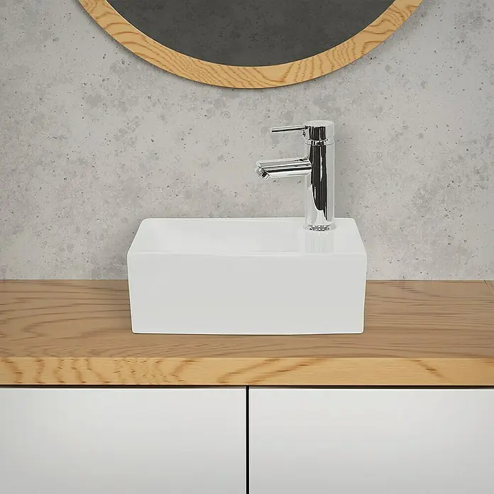 LuxeBath Aufsatzwaschbecken Aufsatzwaschtisch Waschschale Eckig Weiß Spülbecken - Ohne Spezialglasur, Weiß - Bild eines modernen Badezimmers mit einem weißen Aufsatzwaschbecken und einem eleganten Chromwasserhahn auf einer Holzplatte.