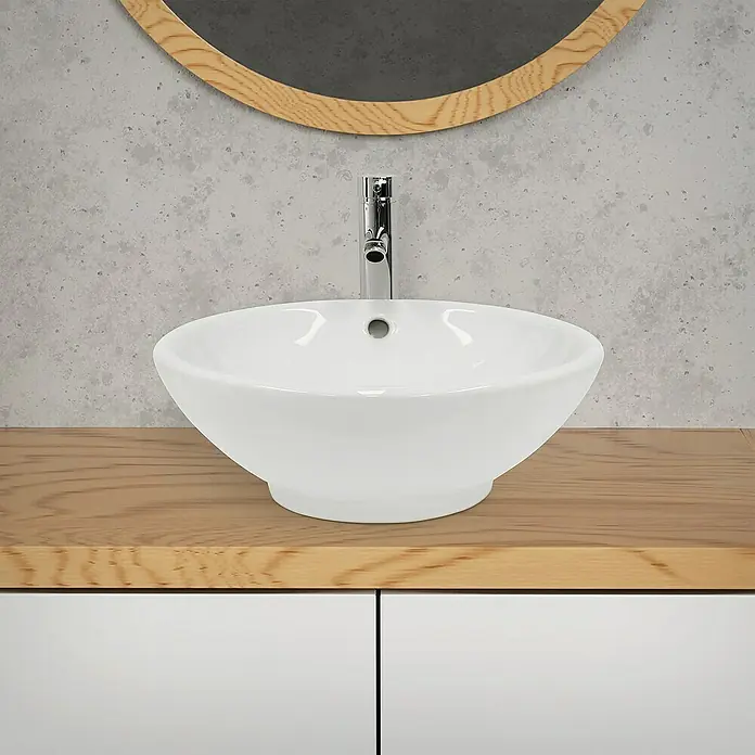 LuxeBath Aufsatzwaschbecken Aufsatzwaschtisch aus Keramik Waschtisch für Badezimmer und Gäste-WC - Ohne Spezialglasur, Weiß - Nahaufnahme eines modernen Badezimmers mit einem Aufsatzwaschbecken und einem Spiegel mit Holzrahmen.