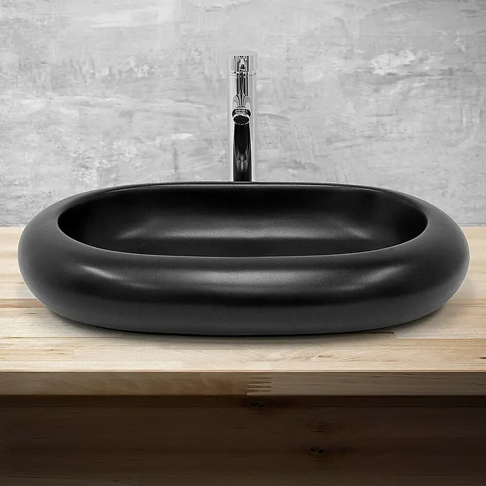 LuxeBath Aufsatzwaschbecken Waschtisch aus Keramik für Badezimmer / Gäste-WC - 45 x 65 cm, Ohne Spezialglasur, Schwarz - Elegantes Waschbecken: Schwarzes Aufsatzwaschbecken mit schlanker Armatur auf einer Holzoberfläche, ideal für moderne Badezimmerdesigns.