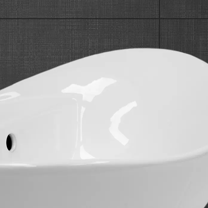 LuxeBath Aufsatzwaschbecken Handwaschbecken Weiß inkl. Ablaufgarnitur mit Überlauf - Ohne Spezialglasur, Weiß - Nahaufnahme eines weißen Waschbeckens mit glänzender Oberfläche und einem kleinen Abflussloch vor einem dunklen Hintergrund.