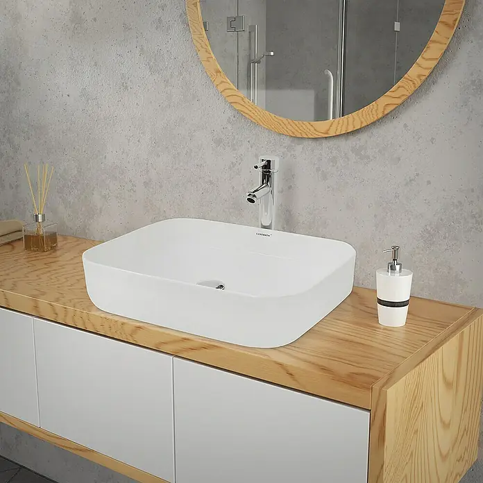 LuxeBath Aufsatzwaschbecken Aufsatzwaschtisch Weiß inkl. Ablaufgarnitur ohne Überlauf Waschschale - 39,5 x 50,5 cm, Ohne Spezialglasur, Weiß, Silber - Ein modernes Badezimmerwaschbecken mit rechteckiger Form und abgerundeten Kanten auf einem Holzunterschrank mit weißen Türen.