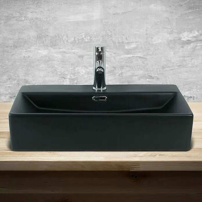 LuxeBath Aufsatzwaschbecken Handwaschbecken Schwarz inkl. Ablaufgarnitur mit Überlauf - Ohne Spezialglasur, Schwarz - Schwarzes Aufsatzwaschbecken mit modernem Chromhahn auf einer hellen Holzplatte vor einer grauen Wand. Elegantes Design für Badezimmer.