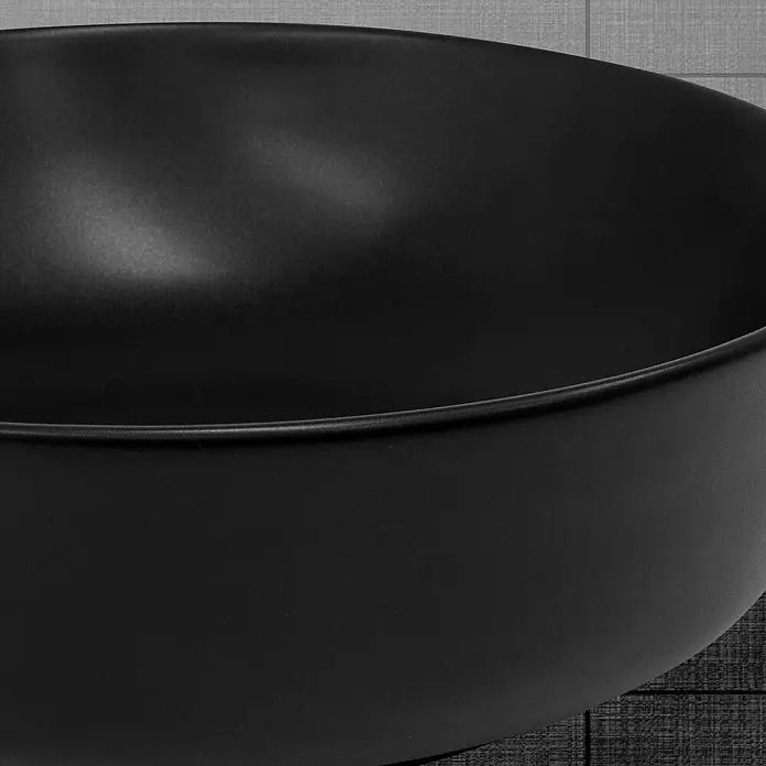 LuxeBath Aufsatzwaschbecken Aufsatzwaschtisch Handwaschbecken Waschplatz Rund - 41,5 x 41,5 cm, Ohne Spezialglasur, Schwarz - Nahaufnahme einer mattschwarzen Keramikschüssel, die die schlichte Eleganz und moderne Ästhetik des Objekts hervorhebt.