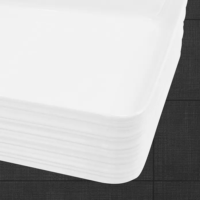 LuxeBath Aufsatzwaschbecken Waschtisch aus Keramik für Badezimmer / Gäste-WC - Ohne Spezialglasur, Weiß - Nahaufnahme eines Stapels weißer, quadratischer Keramikteller auf einem dunklen Hintergrund. Diese Teller sind ideal für elegante Tischdekoration.