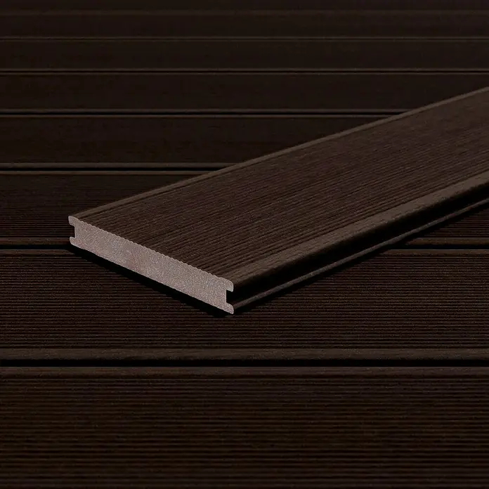 Kovalex WPC-Terrassendiele Massiv mit Struktur nach Maß - Kastanie, 480 x 14,5 x 2 cm - Bild eines braunen Terrassendielenprofils aus Holzverbundstoff, das die Textur und Form des Produkts hervorhebt.