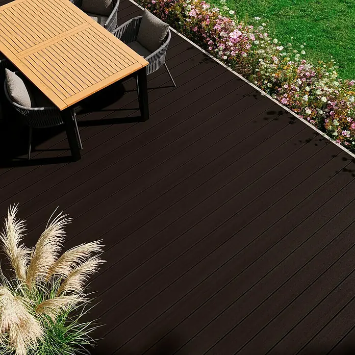 Kovalex WPC-Terrassendiele Massiv mit Struktur nach Maß - Kastanie, 330 x 14,5 x 2 cm - Braune Terrassendielen aus Verbundmaterial mit Tisch und Stühlen, die eine elegante und pflegeleichte Außenfläche schaffen.