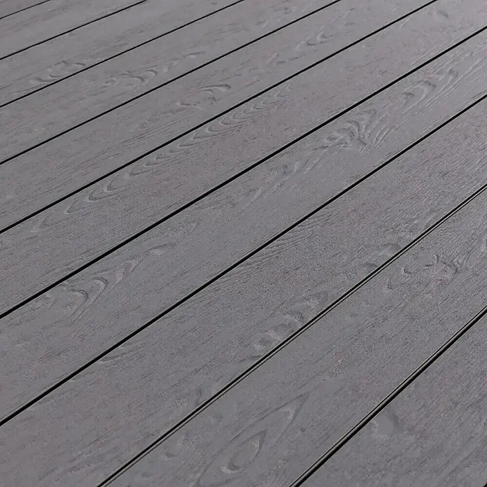 Kovalex WPC-Terrassendiele Massiv mit Struktur nach Maß - Grau, 590 x 14,5 x 2 cm - Detailaufnahme einer grauen Terrassendiele, die die Holzmaserung und die Abstände zwischen den Dielen zeigt. Strapazierfähige Oberfläche für Außenbereiche.