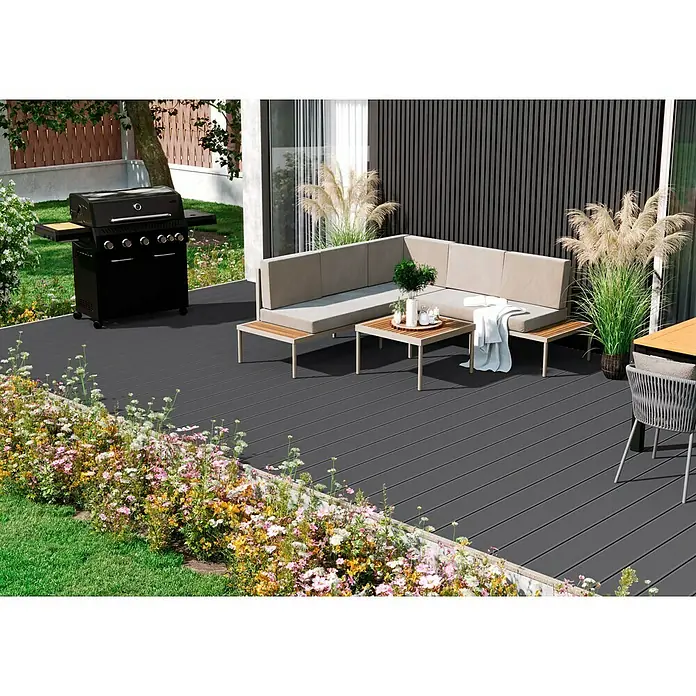 Kovalex WPC-Terrassendiele XL mit Struktur nach Maß - Steingrau, 370 x 19 x 2 cm - Eine stilvolle Terrasse mit Grill und bequemer Sitzgruppe, die zum Verweilen einlädt. Perfekt für entspannte Stunden im Freien.