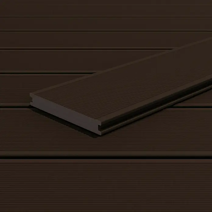 Kovalex WPC-Terrassendiele Massiv mit Struktur nach Maß - Schokobraun, 440 x 14,5 x 2 cm - Nahaufnahme eines braunen, geriffelten Terrassendielen-Elements, das auf einem ähnlichen Untergrund liegt.