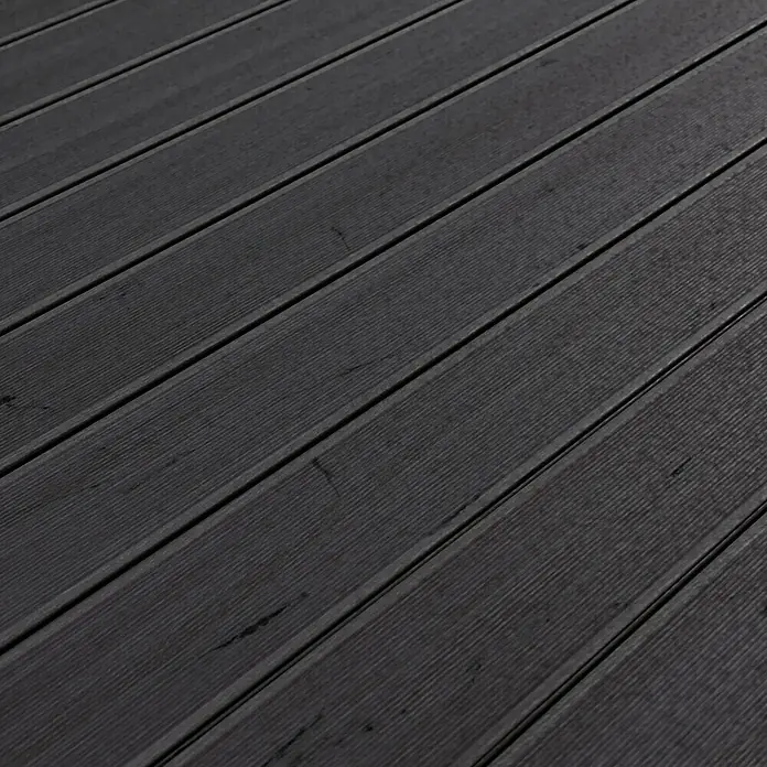 Kovalex WPC-Terrassendiele Massiv mit Struktur nach Maß - Räuchereiche, 300 x 14,5 x 2 cm - Nahaufnahme eines dunkelgrauen Terrassenbodens mit feiner Holzmaserung. Ideal für Außenbereiche, robust und stilvoll.