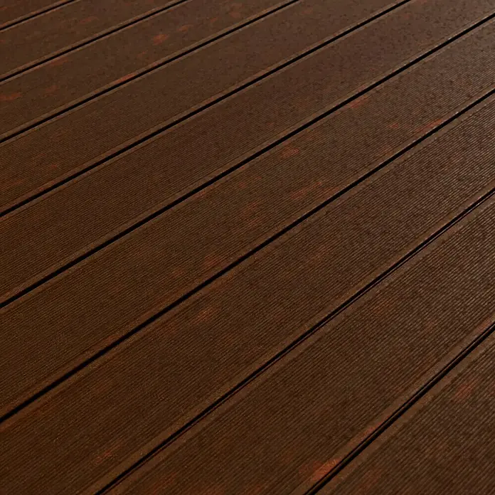 Kovalex WPC-Terrassendiele Massiv mit Struktur nach Maß - Walnuss, 500 x 14,5 x 2 cm - Nahaufnahme von braunen Terrassendielen aus Holzverbundwerkstoff mit einer feinen Maserung, die eine warme und einladende Atmosphäre schaffen.