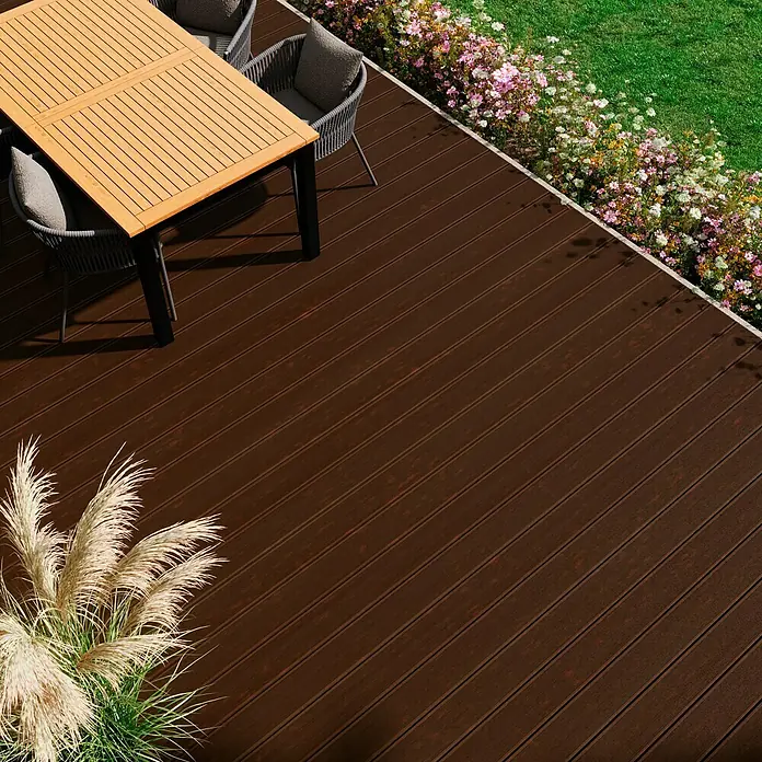 Kovalex WPC-Terrassendiele Massiv mit Struktur nach Maß - Walnuss, 300 x 14,5 x 2 cm - Braune Terrassendielen aus Holzverbundstoff mit Esstisch und Pflanzen. Das Material ist pflegeleicht, langlebig und wasserabweisend.