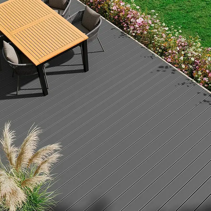 Kovalex WPC-Terrassendiele Massiv mit Struktur nach Maß - Grau, 590 x 14,5 x 2 cm - Holzverbunddeck mit Esstisch und Stühlen im Freien, ideal für Entspannung und Unterhaltung. Die Terrasse bietet eine stilvolle Erweiterung des Wohnraums.