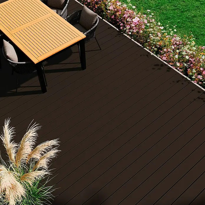 Kovalex WPC-Terrassendiele Massiv mit Struktur nach Maß - Schokobraun, 440 x 14,5 x 2 cm - Braune Terrassendielen mit Tisch und Stühlen. Ideal für den Außenbereich, um einen gemütlichen Essbereich zu schaffen.