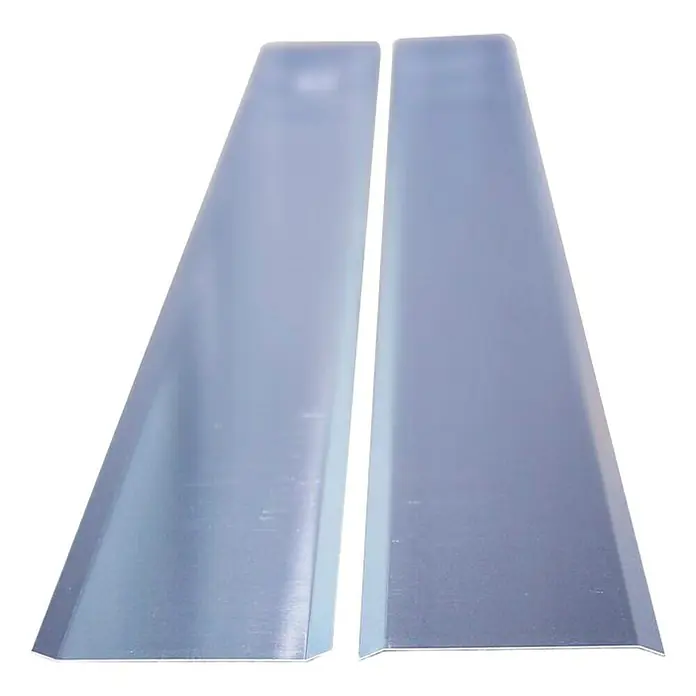 Sarei Flachprofil - Typ: HG 9, 1.000 x 80 x 10 mm, Aluminium - Abgebildet sind zwei trapezförmige, silberne Blechteile, die durch ihre glatte Oberfläche und präzise Verarbeitung bestechen. Ideal für individuelle Bauprojekte.