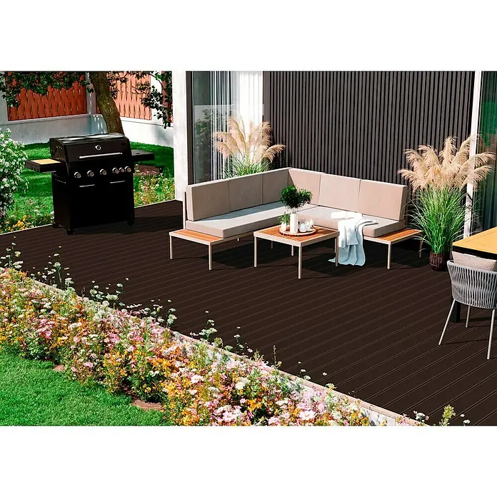 Kovalex WPC-Terrassendiele Massiv mit Struktur nach Maß - Schokobraun, 440 x 14,5 x 2 cm - Eine Terrasse mit einer modernen braunen Holzterrasse, einer gemütlichen Sitzecke und einem Grill für entspannte Stunden im Freien.