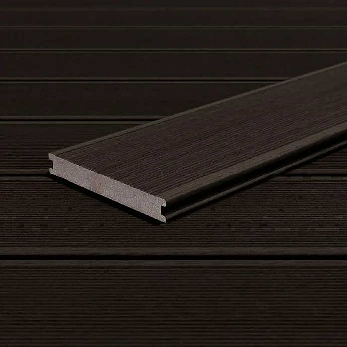 Kovalex WPC-Terrassendiele Massiv mit Struktur nach Maß - Kastanie, 330 x 14,5 x 2 cm - Nahaufnahme einer braunen Terrassendiele mit Nut-und-Feder-System, ideal für langlebige und stilvolle Außenbereiche.