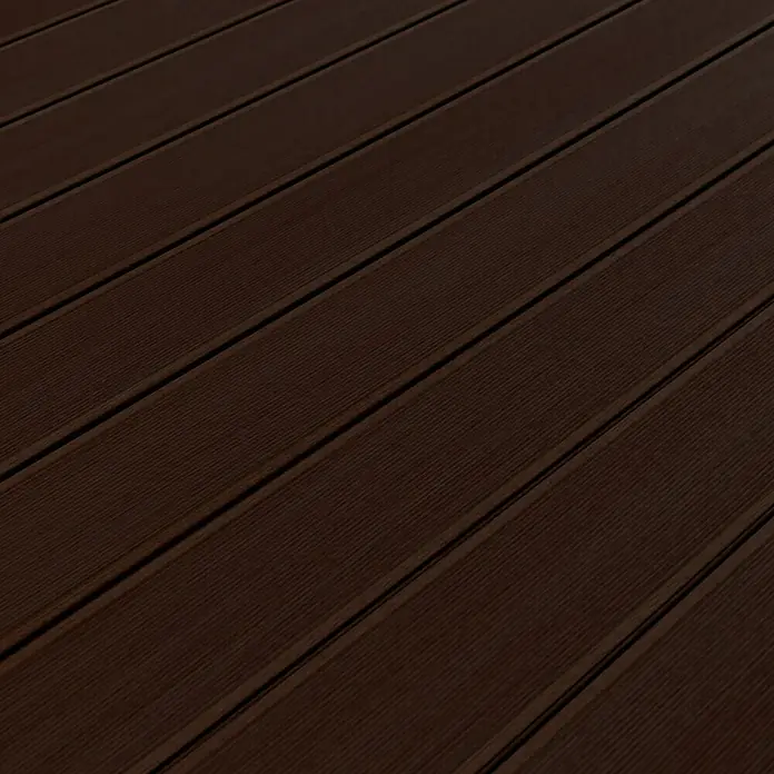 Kovalex WPC-Terrassendiele Massiv mit Struktur nach Maß - Kastanie, 330 x 14,5 x 2 cm - Detailaufnahme einer braunen Terrassendiele mit Holzstruktur. Ideal für Außenbereiche, robust und stilvoll.