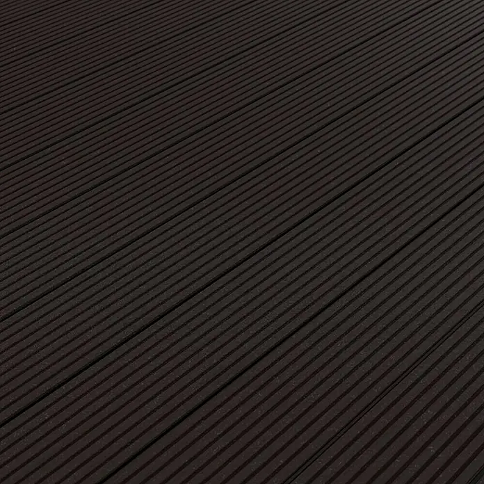 Kovalex WPC-Terrassendiele Exklusiv nach Maß - Graubraun, Gebürstet, 420 x 14,5 x 2,6 cm - Nahaufnahme von dunklen Terrassendielen, die ein robustes und modernes Erscheinungsbild für Außenbereiche bieten.