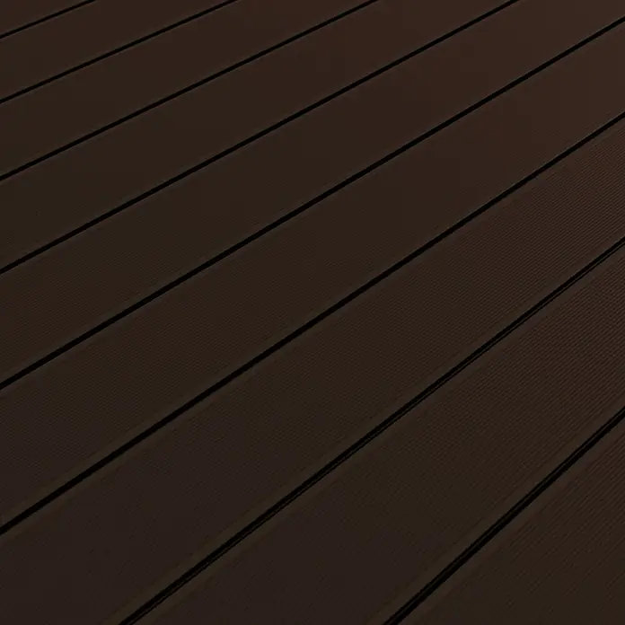 Kovalex WPC-Terrassendiele Massiv mit Struktur nach Maß - Schokobraun, 440 x 14,5 x 2 cm - Nahaufnahme von dunklen Terrassendielen mit feiner Maserung und dunklen Fugen, die ein elegantes und modernes Aussehen verleihen.
